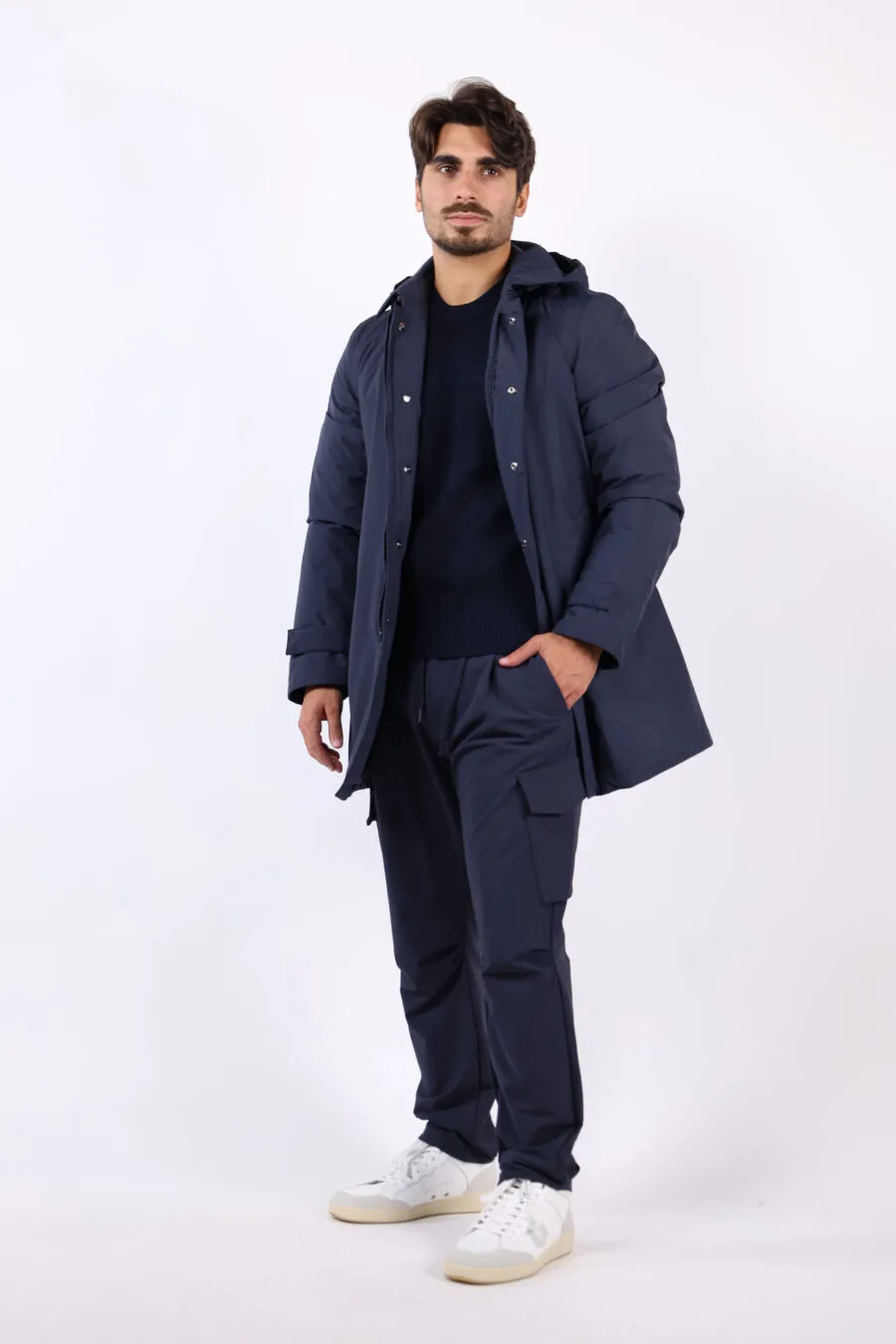 Abrigo azul con capucha 