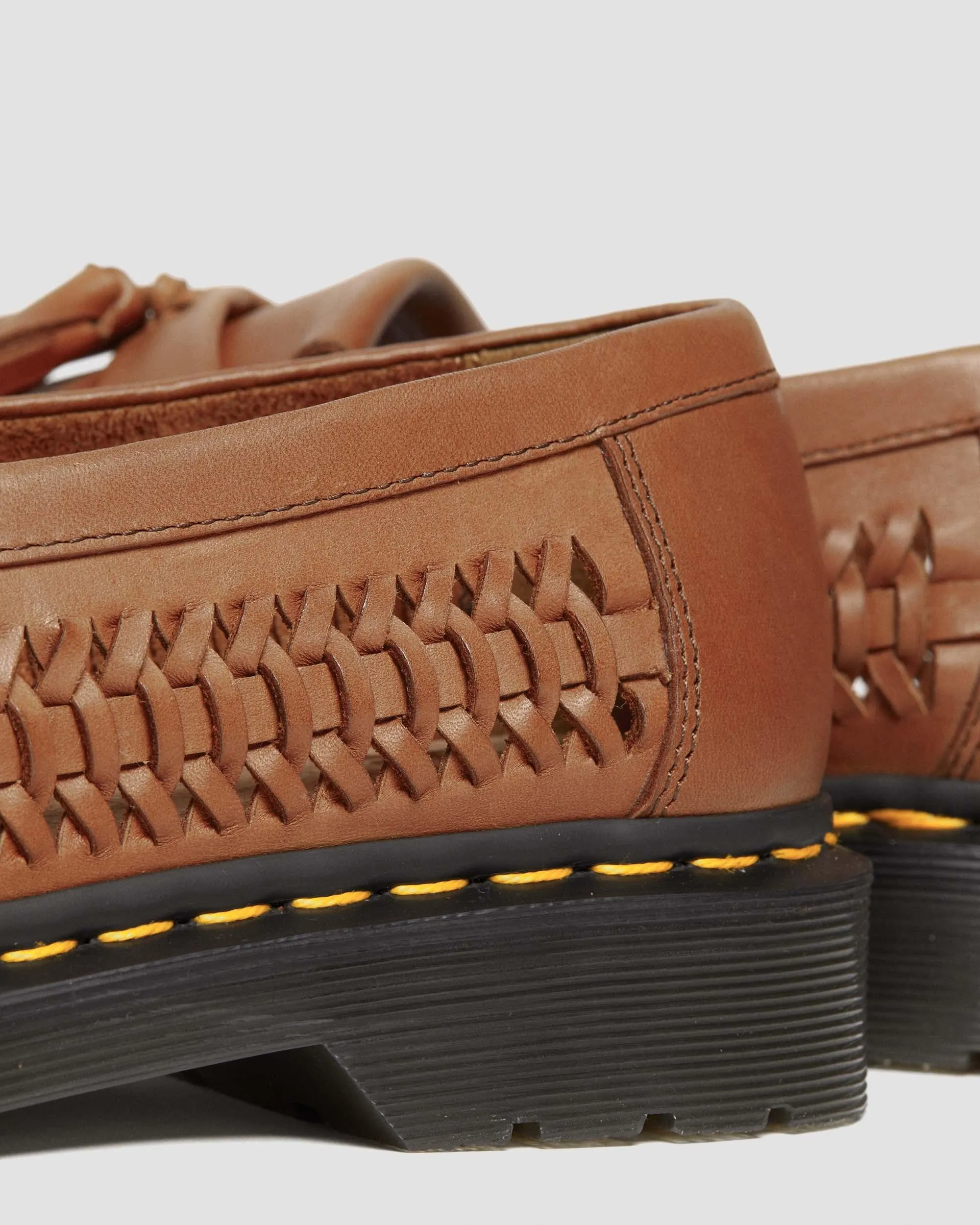 Mocasines Adrian de piel tejida con borlas