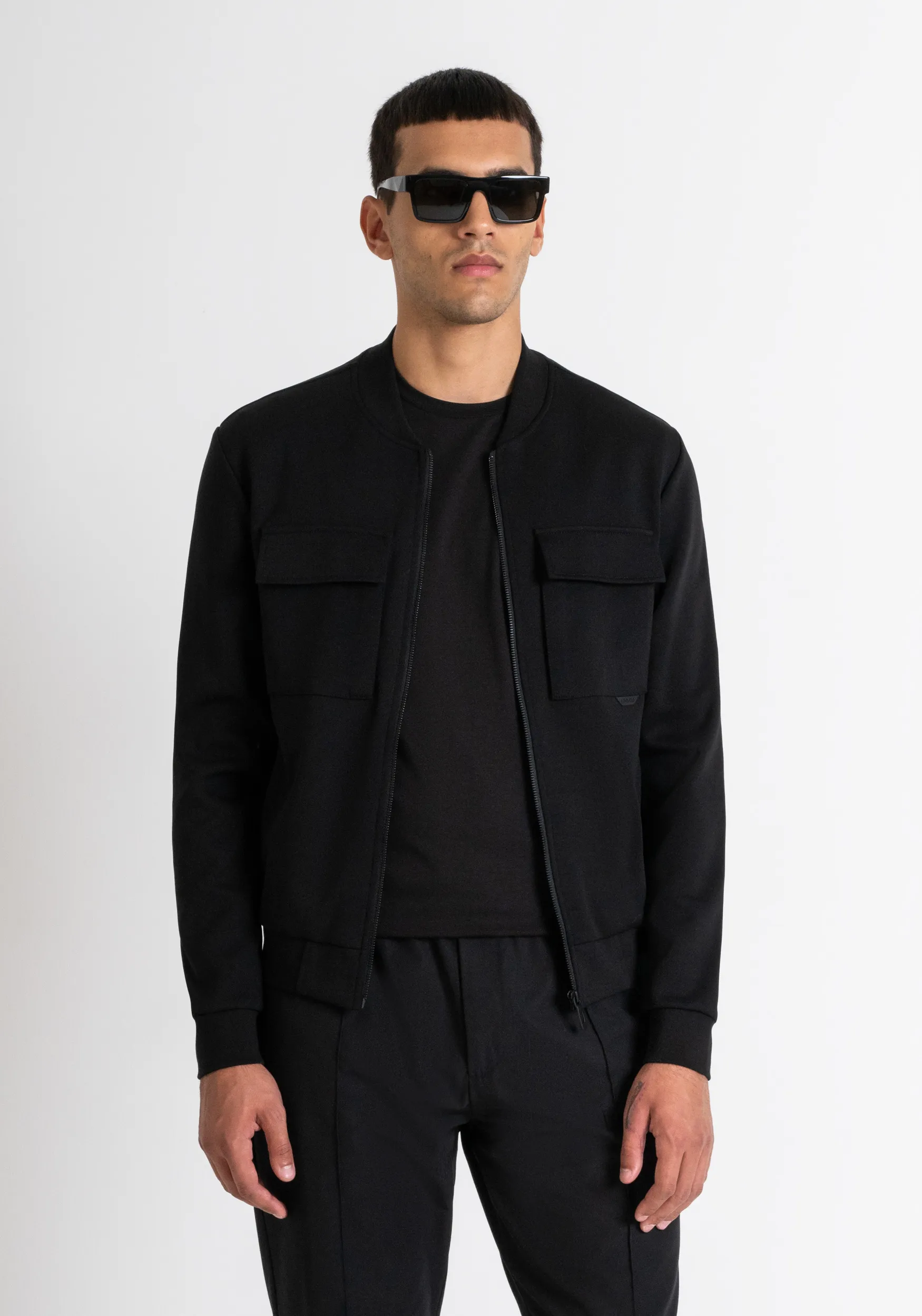 SUDADERA SLIM FIT CON CREMALLERA Y BOLSILLOS DE MEZCLA DE ALGODÓN NEGRO CON LOGOTIPO